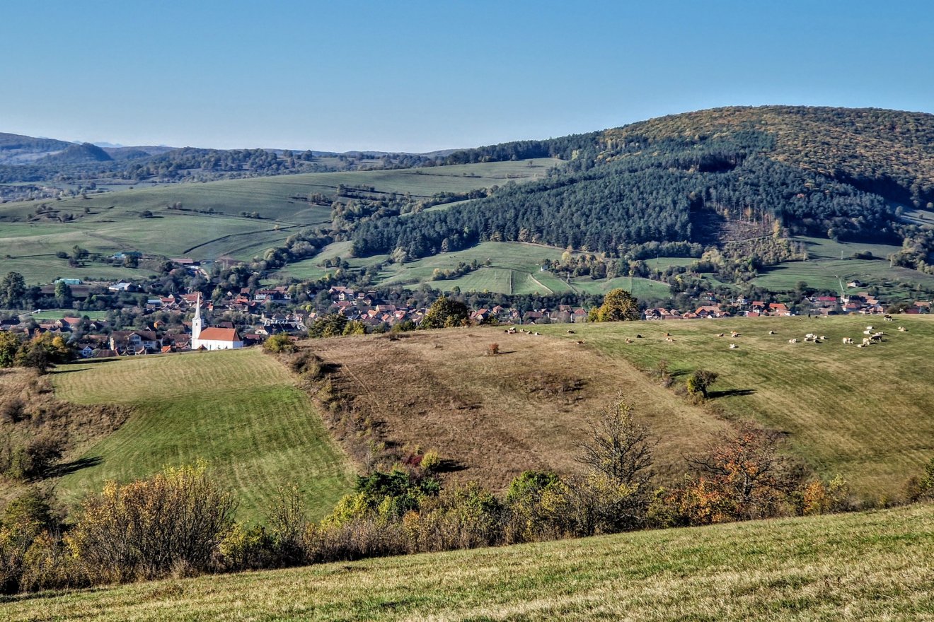 Vargyas távolról nézve is festői képet nyújt, most bent is látványos fejlődésen esik át. Huszonöt utcát korszerűsítenek