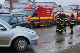 Két autó ütközött, négyen sérültek meg