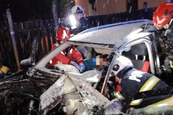 Oszlopnak ütközött autójával, a roncsba szorult a sofőr