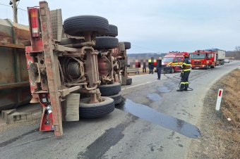 Szemétszállító autó borult fel és zárta el az úttestet