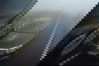 Semmit nem lehetett látni a totális ködben a frontális ütközés előtt – videóval