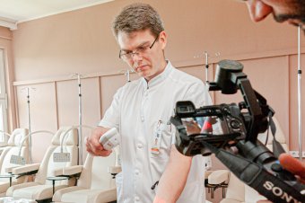 Búcsúzik onkológus szakorvosától a csíkszeredai kórház munkaközössége