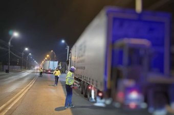 Trükköző teherautósokat szúrtak ki