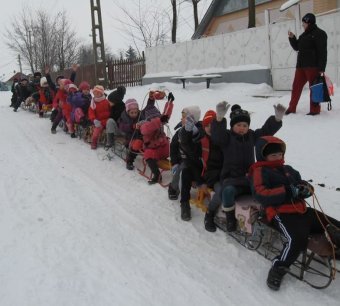 Lezáratta a főút egy részét egy polgármester, hogy a gyerekek szánkózhassanak