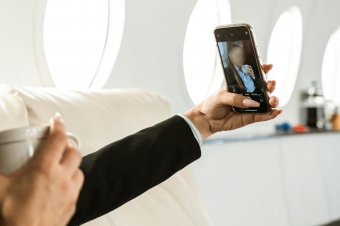 Magánrepülős utak, Ferrari a garázsban – így dőzsöltek a most leghangosabb sikkasztási botrány fejesei