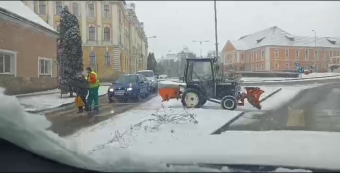 Emberségből jeles: így segítette át a csúszós úton az idős nőt a hóeltakarítást végző munkás – videó
