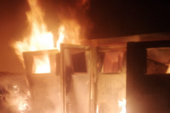 Szeméttárolók gyúltak ki, autók is megrongálódtak – videóval