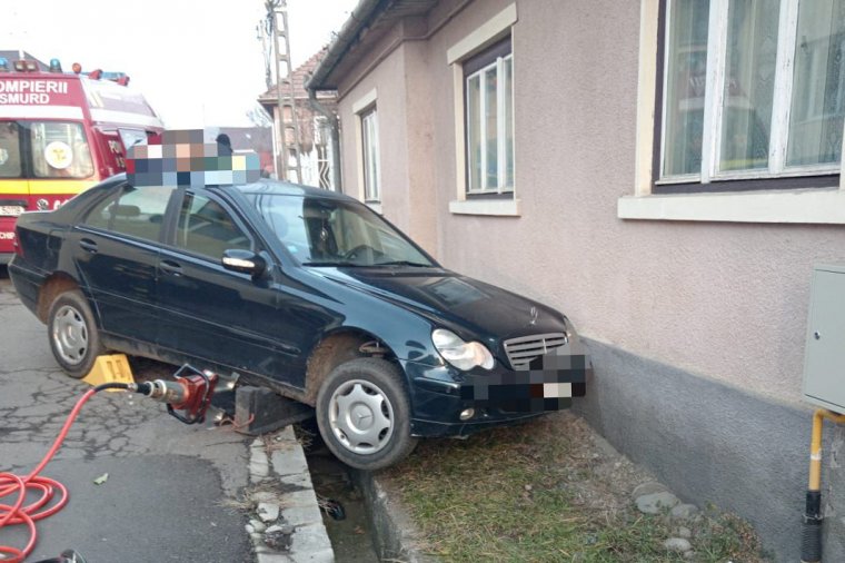Autó alá szorult és súlyosan megsérült egy nő