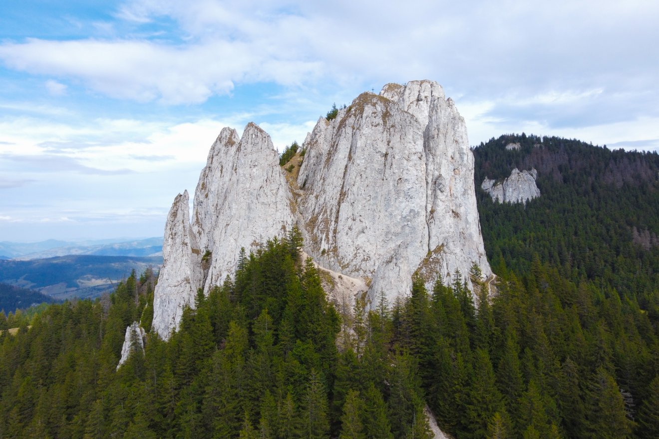 Az egész Csíki-medencét beláthatjuk az Egyeskőről •  Fotó: Tuchiluș Alex