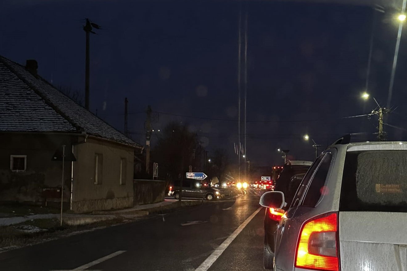 Már kora reggel is hatalmas sor volt az érintett útszakaszon •  Fotó: Info Trafic Mureș / Facebook