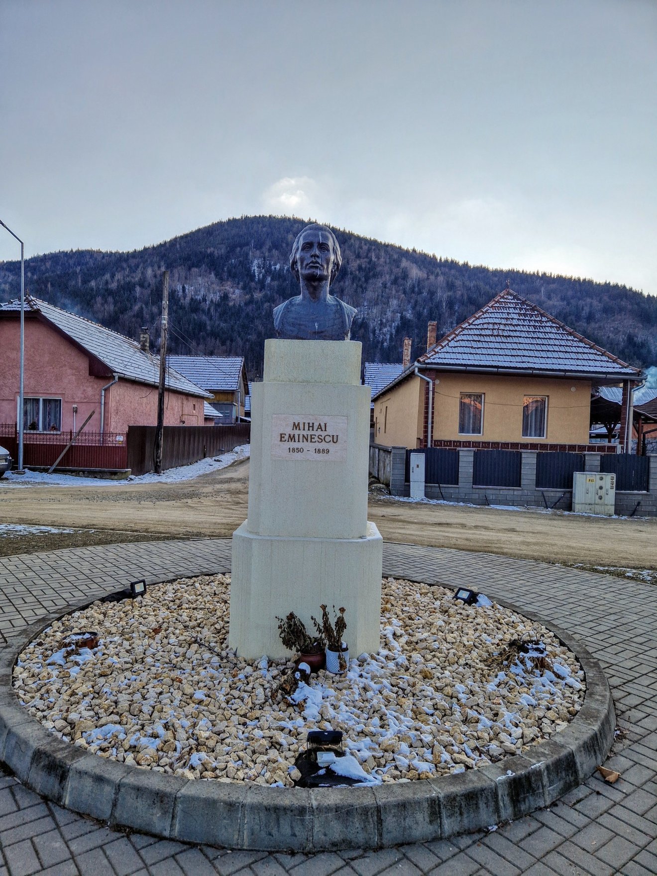 Eminescu szobra Kovásznán. Bár az ortodox parókiával szemben áll, senki nem került, aki letakarította volna a születésnapjára •  Fotó: Kocsis Károly