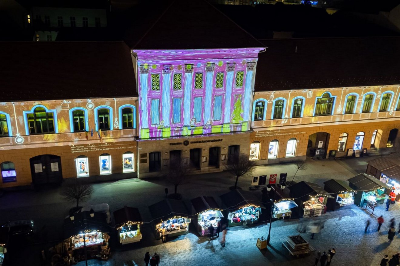 A gyerekrajzok fényfestéssel való kivetítésének hároméves hagyománya van Sepsiszentgyörgyön