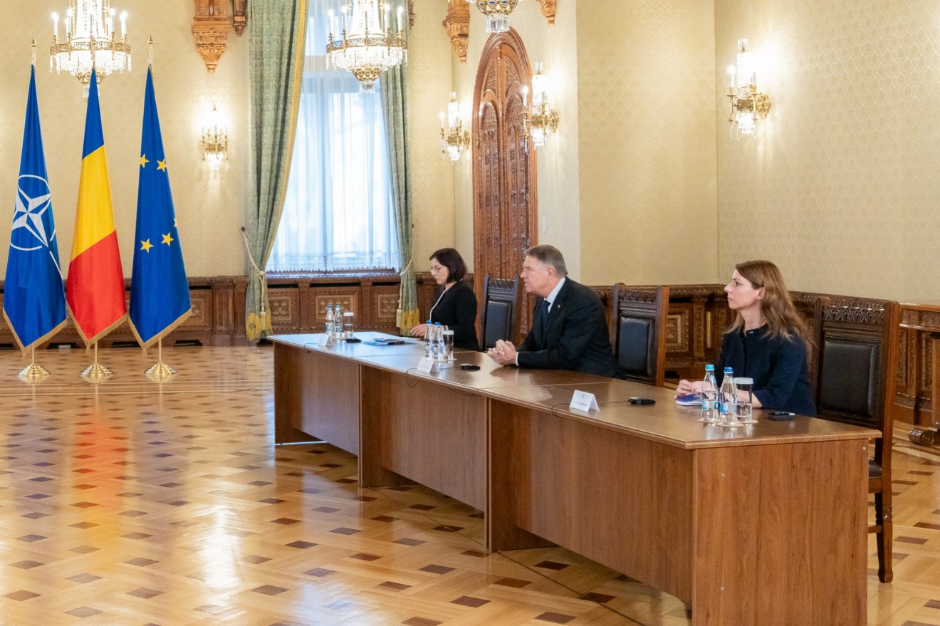 Klaus Iohannis vasárnap a parlamenti pártok képviselőivel egyeztetett. Az AUR, az SOS és a POT nem vett részt a megbeszéléseken •  Fotó: Presidency