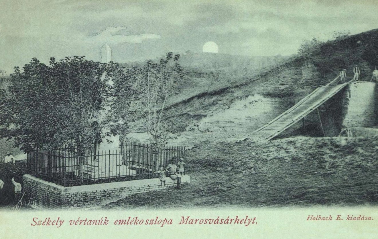 A postaréti emlékmű 1899-ben •  Fotó: Korabeli képeslap