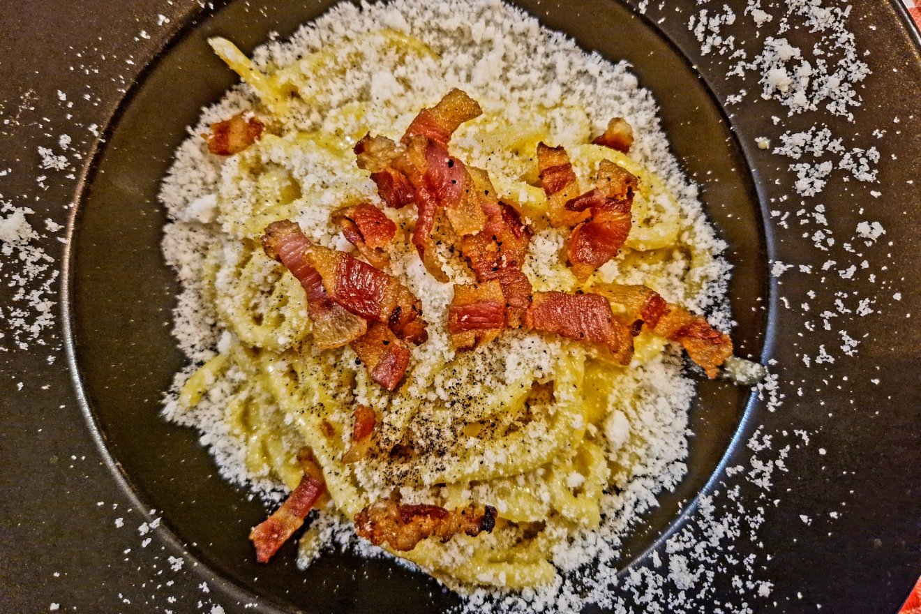 Az itteni carbonarához guanciale (tokaszalonna) helyett pancettát vagy helyi szalonnát, Pecorino helyett  Parmigiano-Reggiano sajtot használnak