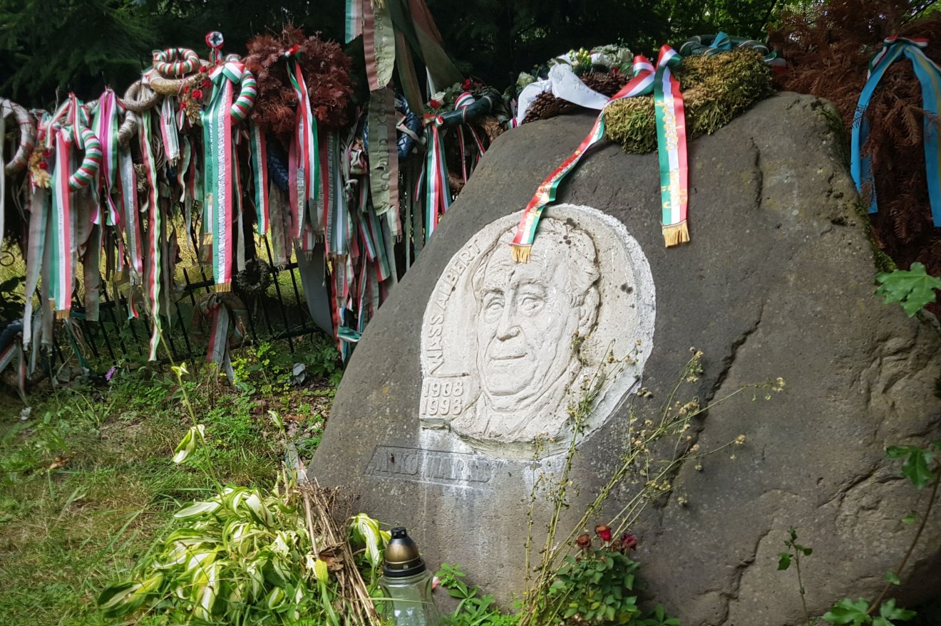 Wass Albert emlékét egy kőbe illesztett arcképes plakett őrzi a marosvécsi kastély kertjében. A kegyeleti hely az utóbbi években valóságos zarándokhelyé vált •  Fotó: Székelyhon
