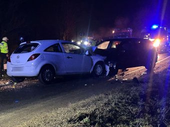 Két autó ütközött, torlódás alakult ki a 12-es országúton, Oltszemnél