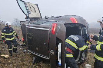 Autó borult fel, sofőrje a roncsba szorult