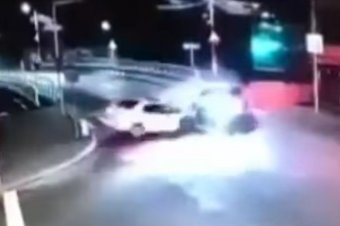 Videón, ahogy a luxusautó frontálisan nekimegy a rendőrautónak