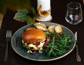 200 lejbe kerülő medvehúsos hamburgerrel rukkolt elő egy brassói étterem