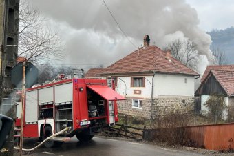 Autószerelő műhely áll lángokban Máréfalván