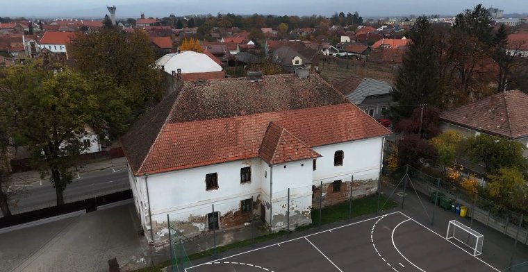 Tavasszal neki kéne fogni a régi kaszárnyaépület felújításának