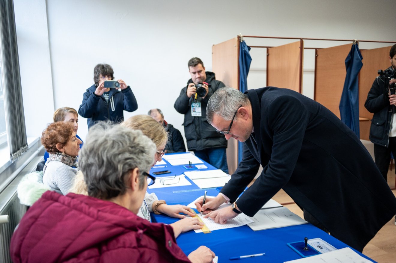 Antal Lóránt szenátorjelölt is leadta szavazatát •  Fotó: Antal Lóránt/Facebook