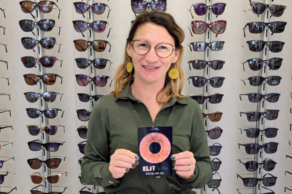 Az Elit Optika egyik ügyfele, aki ajándék íriszfotózásban is részesült •  Fotó: Elit Optika