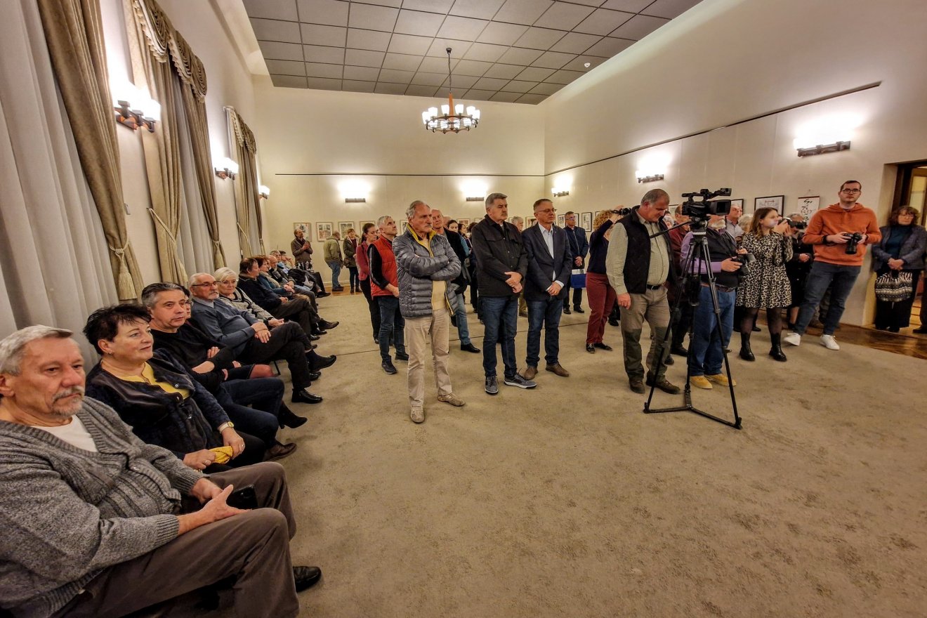 Sokan tisztelték meg érdeklődésükkel a két képzőművész közös tárlatát •  Fotó: Kocsis Károly