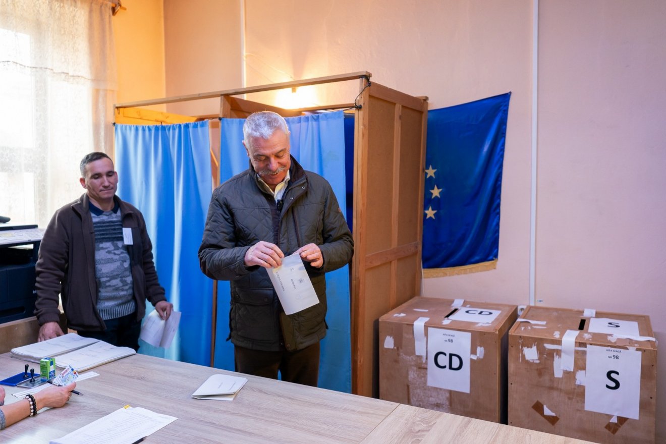 Tamás Sándor, az RMDSZ Kovászna megyei elnöke Szárazajtán szavazott •  Fotó: RMDSZ – HÁROMSZÉKI TERÜLETI SZERVEZET