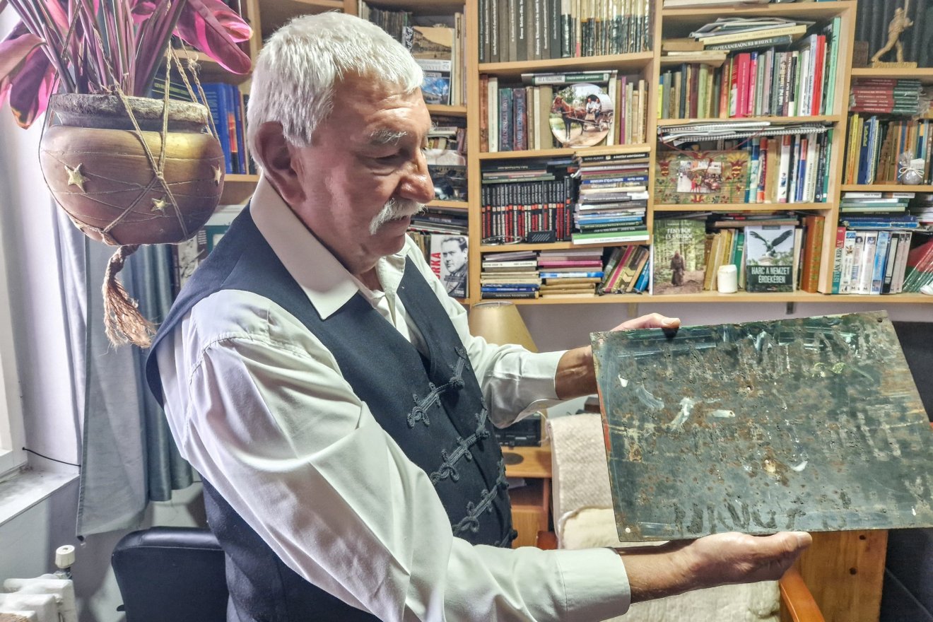 A hátsó felére valaki szurokkal felírta a Laczkó László nevet és halálának időpontját •  Fotó: Kocsis Károly