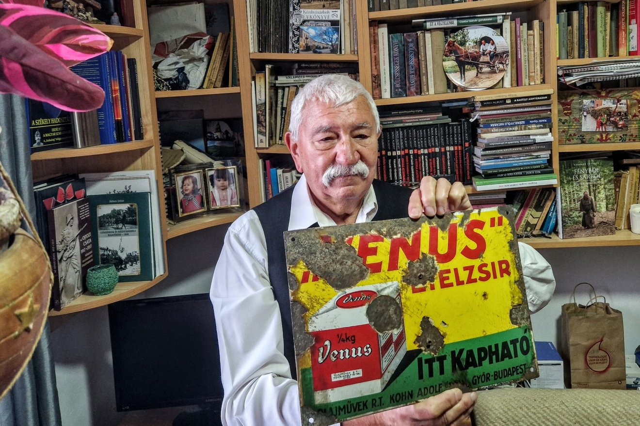 A tarcali temetőben előbukkant ominózus reklámtábla •  Fotó: Kocsis Károly