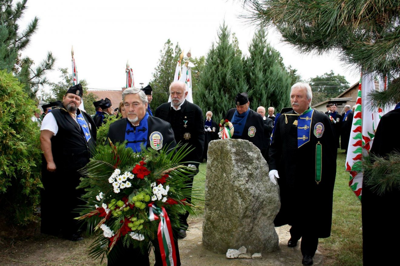 Koszorúzó vitézek a prügyi emléktábla-avatáskor •  Fotó: V. Laczkó Áron személyes archívuma