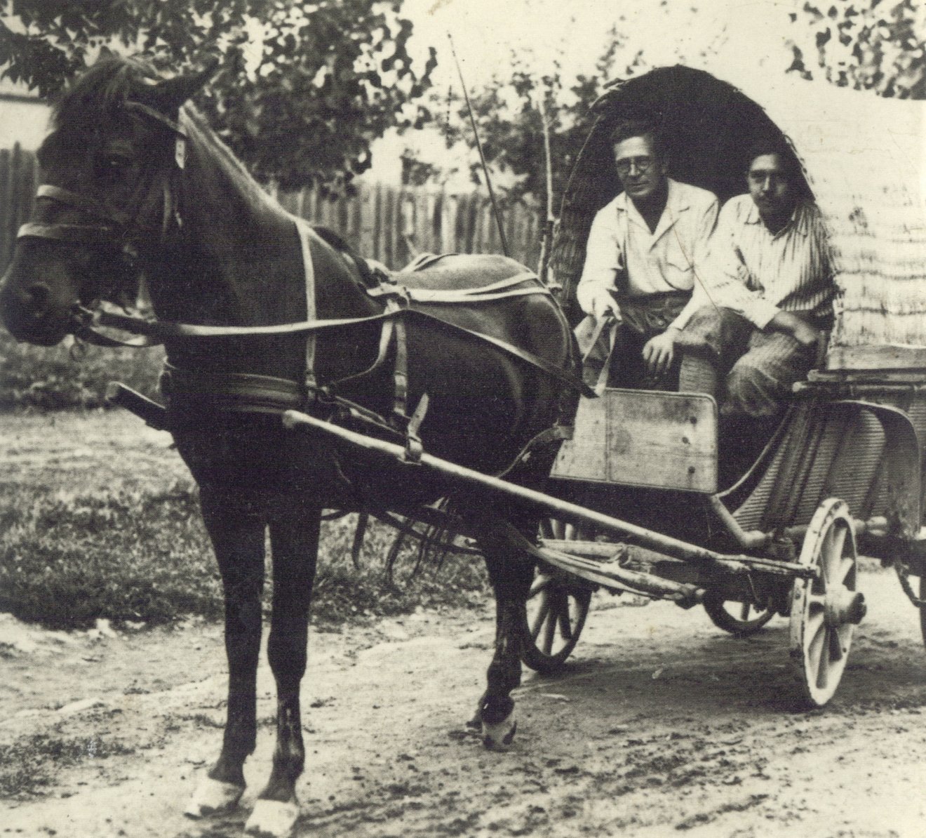Domokos Pál Péter (balról) oldalán Moldvában •  Fotó: V. Laczkó Áron személyes archívuma