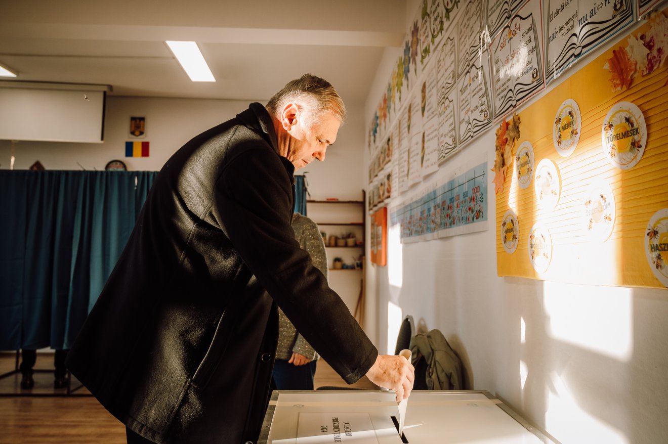 Péter Ferenc, Maros Megye Tanácsának elnöke Szovátán élt a szavazati jogával •  Fotó: Péter Ferenc