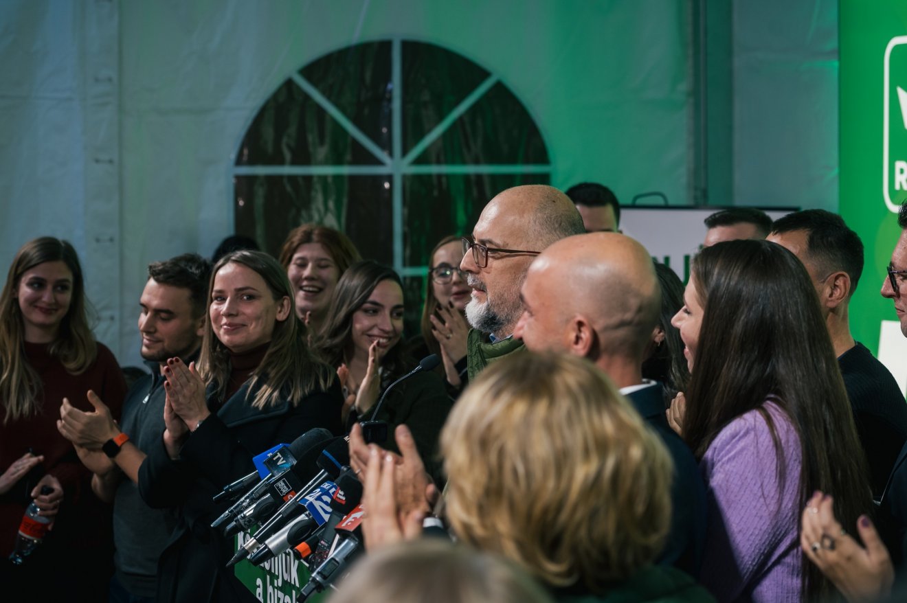 Taps az eredményvárón. Bőven van, kinek megköszönni •  Fotó: Facebook/RMDSZ