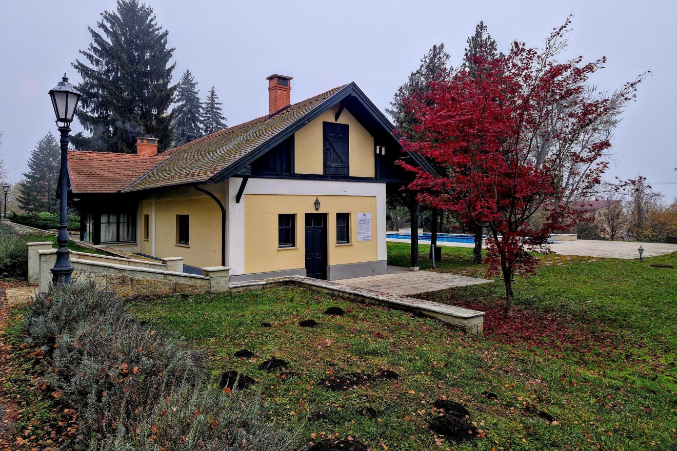 A kastélyszállónak wellness-részlege is van, nyáron medencével •  Fotó: Kocsis Károly