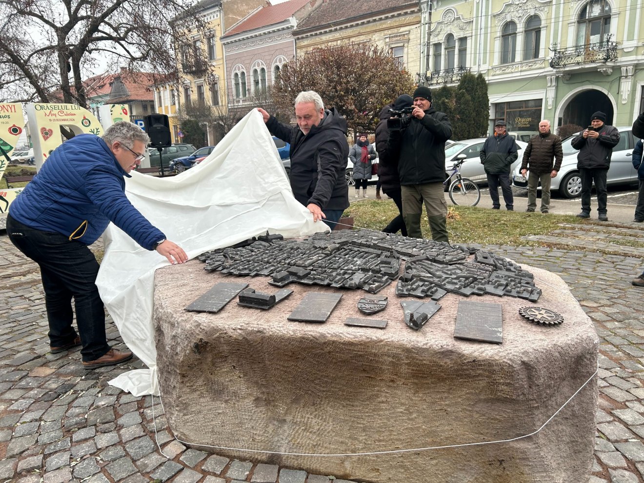 Román György és Bokor Tibor leplezték le a makettet •  Fotó: Szabó Barbara