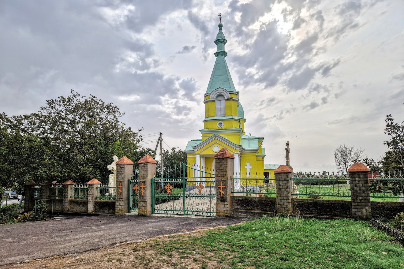 Ilyen cifra templommal rengeteggel találkozhatunk Moldovában •  Fotó: Kocsis Károly