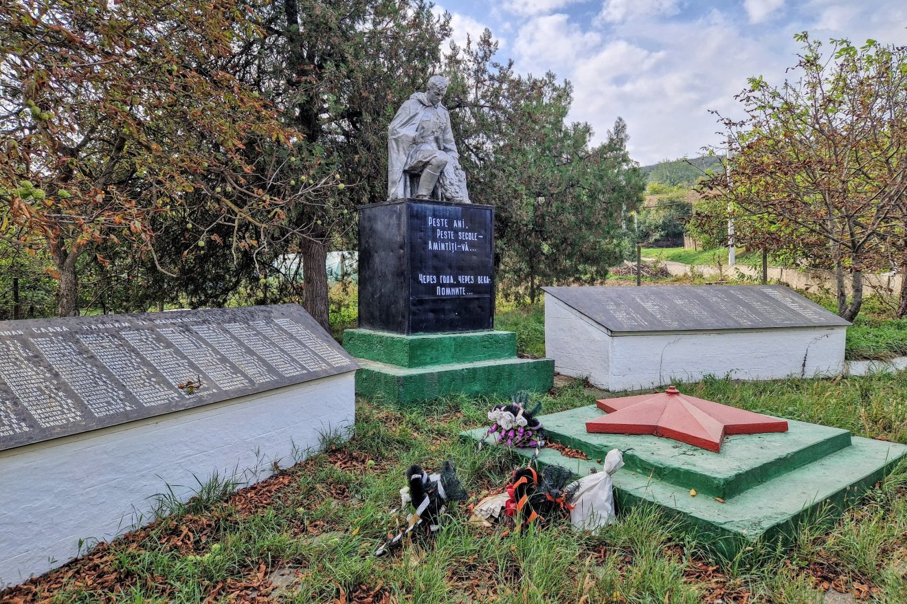 Hősi emlékmű Csöbörcsökön. Itt még megtűrik az ötágú csillagot •  Fotó: Kocsis Károly