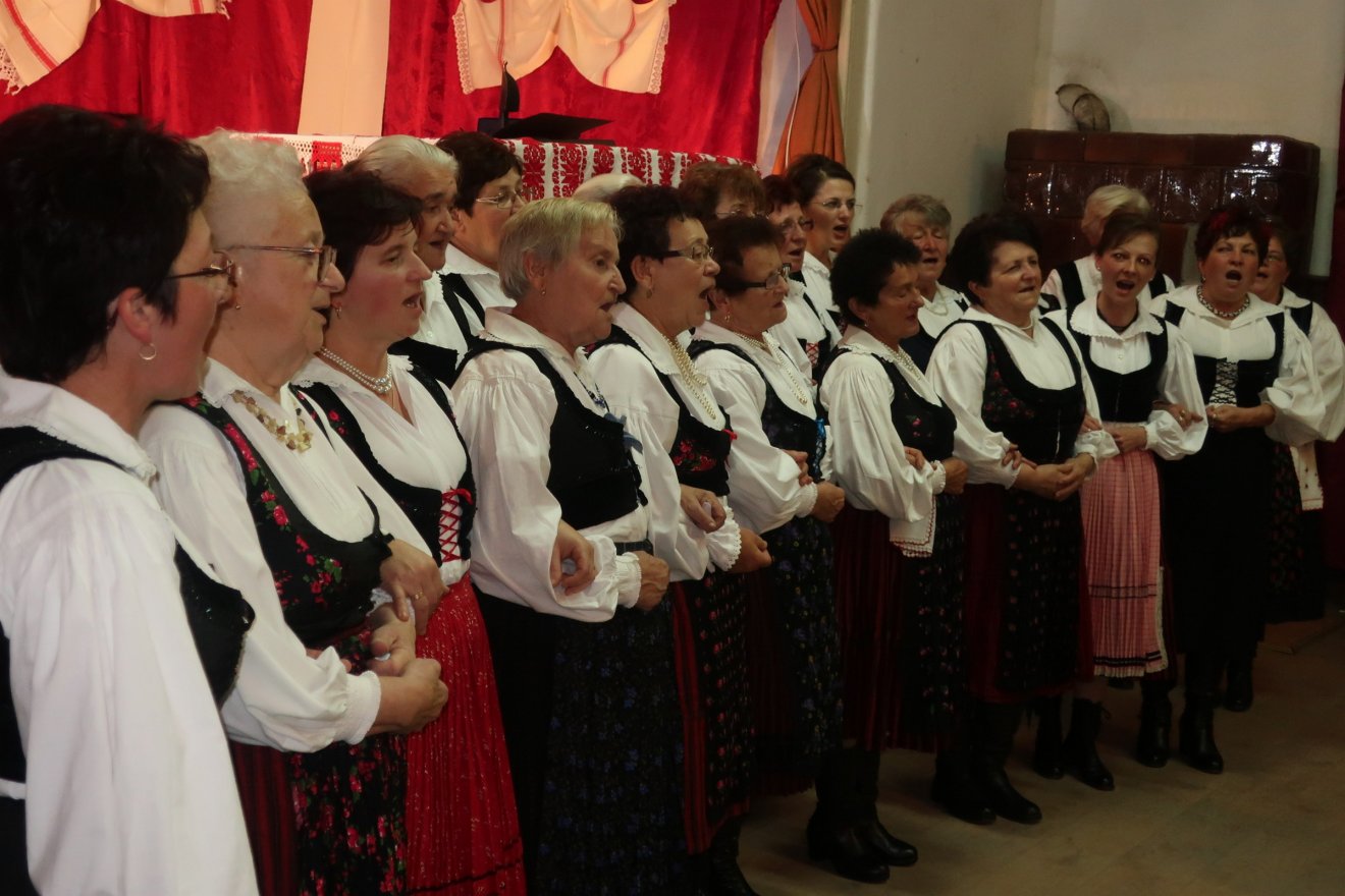 A felsőrákoi asszonykórus idén is szórakoztatja közönségét •  Fotó: Székely Hírmondó-archív