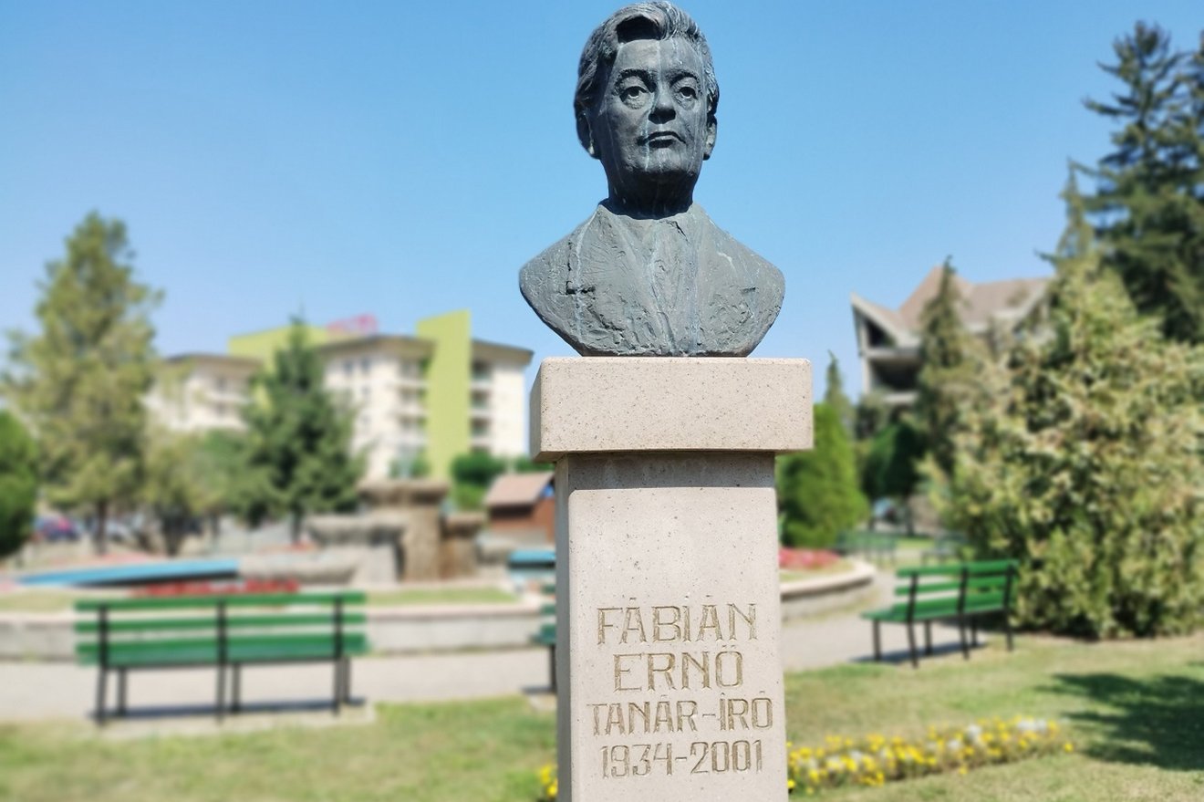 Fábián Ernő 2011-ben felavatott szobra •  Fotó: Kőrösi Csoma Sándor Egyesület
