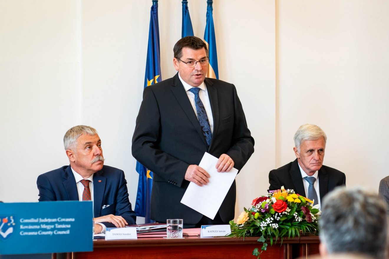Ráduly István prefektus az 56-os forradalom áldozatainak szóló tiszteletadással nyitotta meg az alakuló ülést •  Fotó: Kiss Zsombor