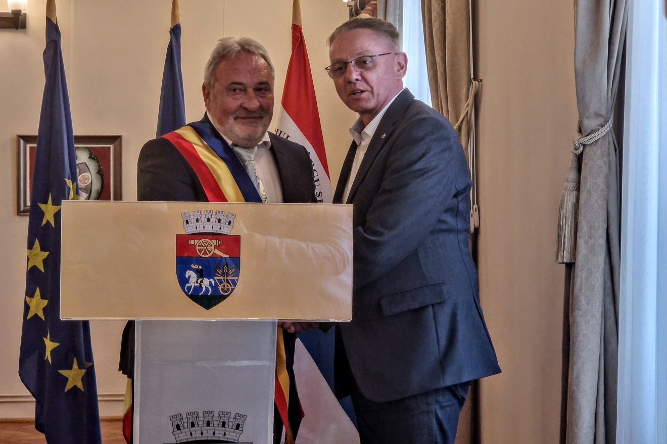 Fejér László-Ödön szenátor is gratulált az elöljárónak •  Fotó: Kocsis Károly