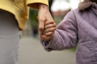 Külföldön dolgozó szülők, itthon hagyott gyermekek