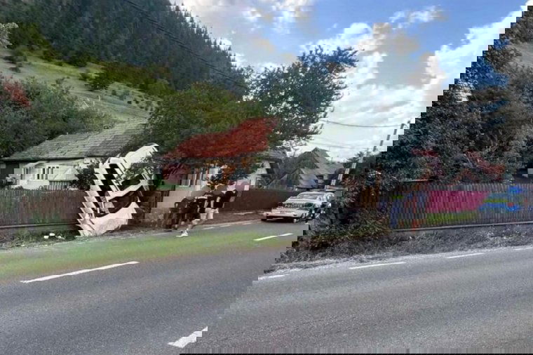 Az orrán, egy kerítésre fennakadva állt meg az autó