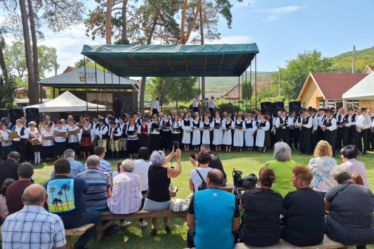 Huszár- és katonadal-találkozó Csernátonban