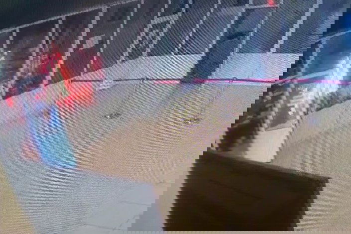 Tűz ütött ki a parlament épületében, a látogatói bejárat környékén – videó