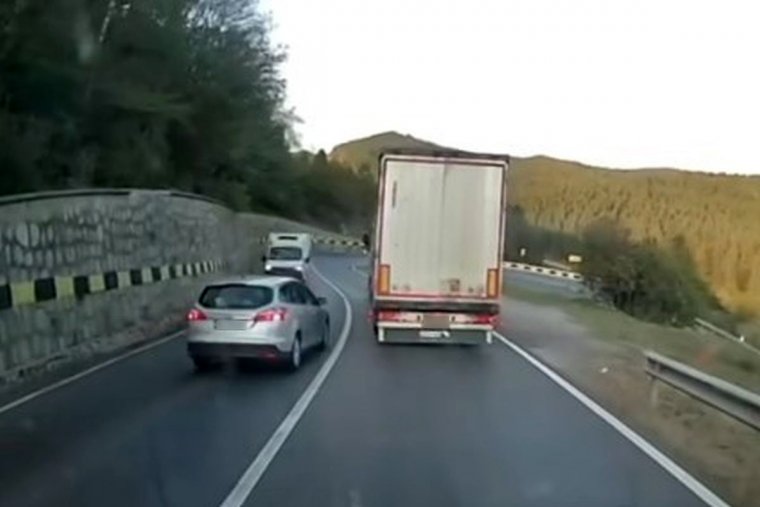 Többször is előzött a záróvonalon, megköszönhetné a szembejövő éberségét – videóval