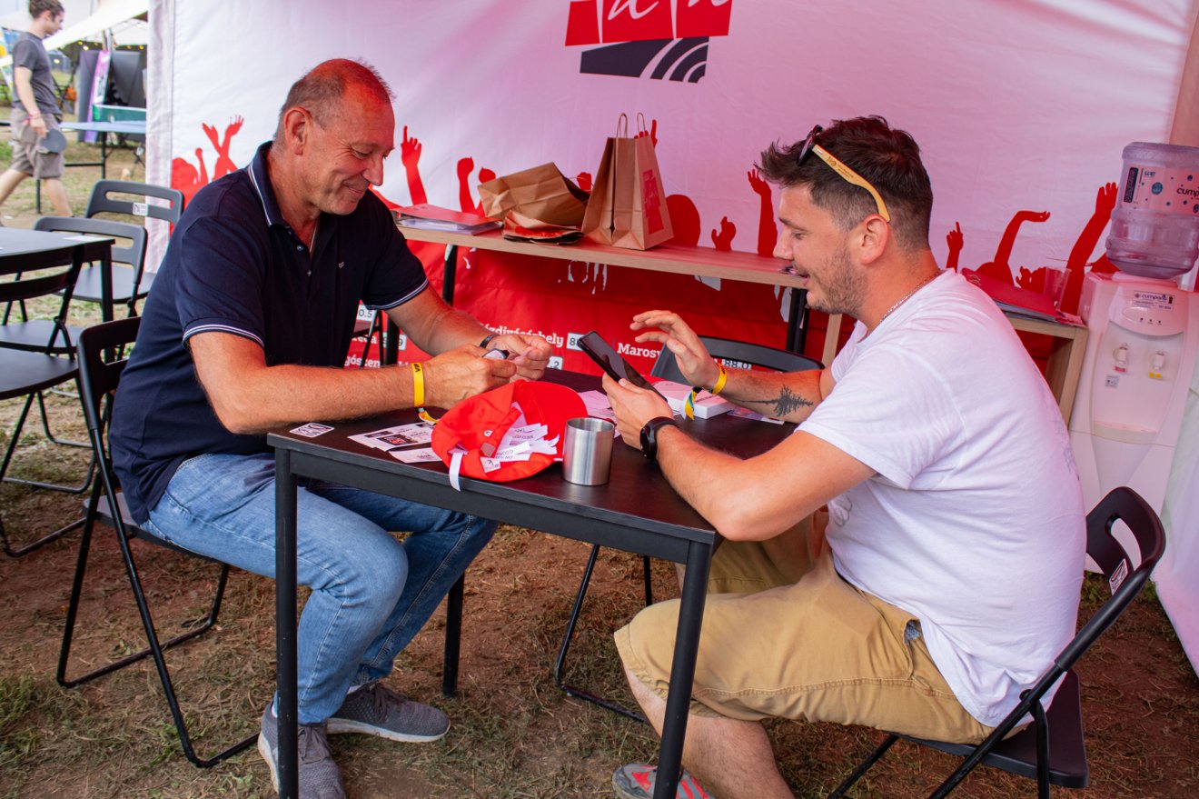 És visszatért dr. Győrfi Pál is a Duma Duba melletti sátorhoz csak azért, hogy kipróbálja a Dumáld Dubára magad! játékot •  Fotó: Rádió GaGa